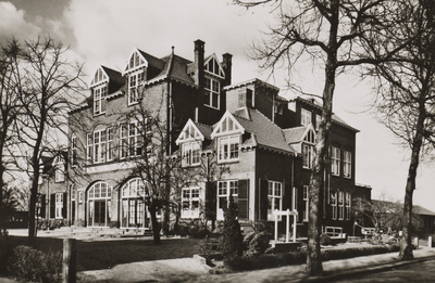 130480 Gezicht op het internaatsgebouw van de Prins Hendrikschool voor schipperskinderen te Vreeswijk.N.B. De gemeente ...